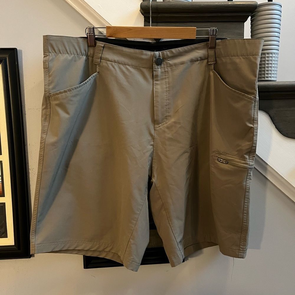 ZeroXPosur Travel Series Athletic Shorts sz 42 EUC